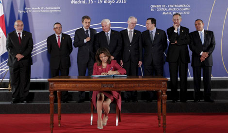La presidenta de Costa Rica, Laura Chinchilla, firma el acuerdo. | Efe