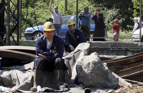Colegas mineros esperan las noticias a las puertas de la mina de Karadon. | Reuters