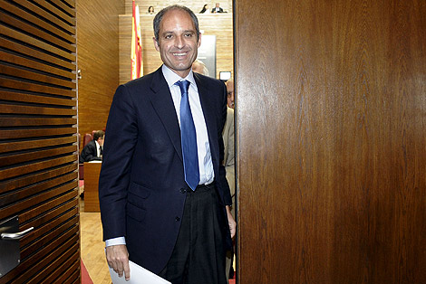 El presidente de la Generalitat, Francisco Camps, abandona el pleno de las Cortes. | Efe