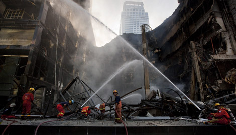 Bomberos sofocan uno de los incendios. | Reuters