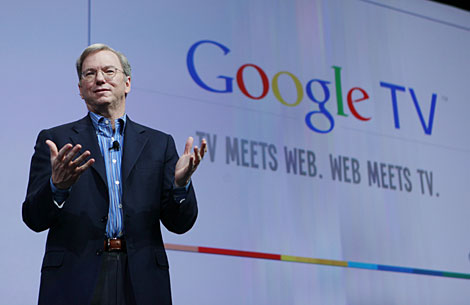 El presidente de Google, Eric Schmidt, durante la presentación de Google TV. | AP