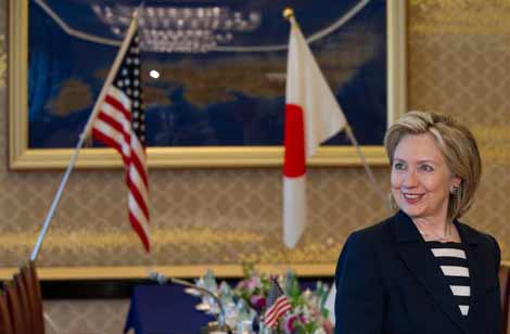Hillary Clinton, durante su visita en Tokio. | Afp