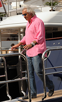 Briatore sale de su yate, en 2009. AFP