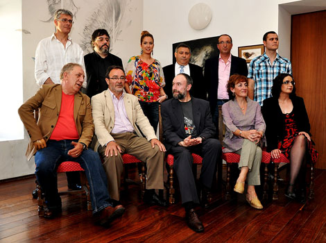 Foto de familia de los premiados junto al alcalde, Jos Antonio Alonso, en la Casa Consistorial de Serrada. | Santiago