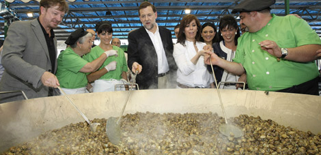 Rajoy intenta colaborar en la coccin de los caracoles.