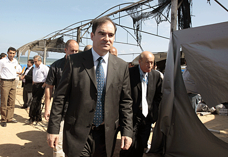 El director de la UNRWA, John Ging, en el campamento de Gaza destruido. | REUTERS