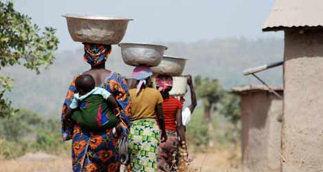 Mujeres en un poblado africano. | Manos Unidas