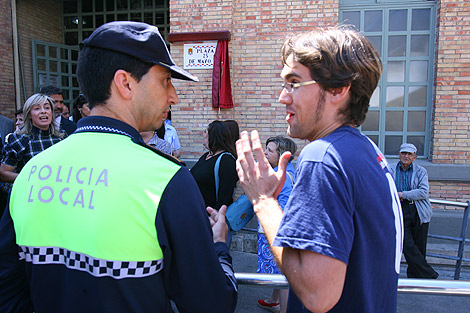 El lder de Juventudes Socialistas se dirige a un agente de la Polica Local. | Ernesto Caparrs