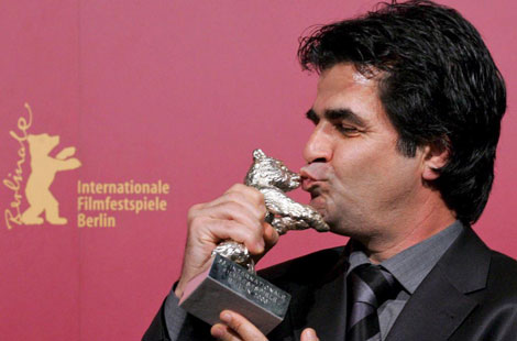 El cineasta Panahi besa el Oso de Plata que gan en la Berlinale. | Efe