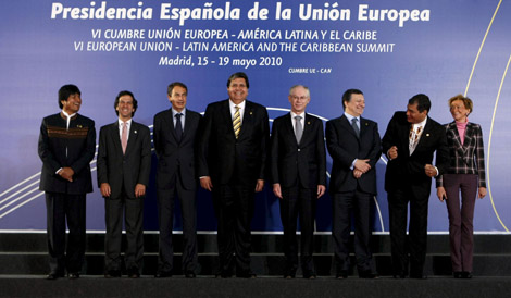 Foto de familia de la Cumbre UE-Comunidad Andina. | Efe