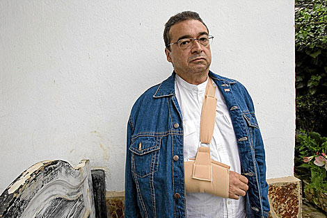 El concejal del PSE tras su detencin con el brazo en cabestrillo. | Mitxi