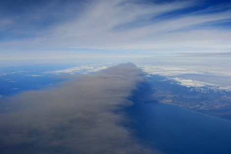 Nube de ceniza sobre Islandia vista desde un vuelo de investigacin alemn. | B. Weinzierl
