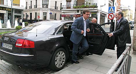 Guillermo Fernndez Vara, saliendo de su coche oficial. | Jero Morales
