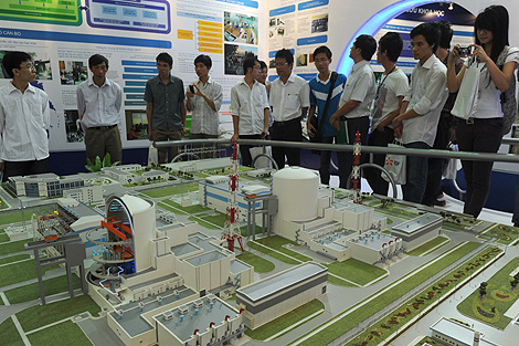 Una reproduccin de una central nuclear rusa en Hanoi. | Afp