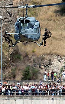 Militares bajando en rapel volado desde el helicptero. | Efe