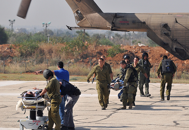 Soldados israelíes evacúan a los heridos, en Tel Aviv, tras atacar la flotilla internacional. | Afp