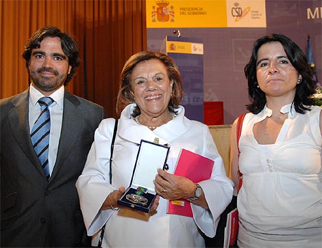 La viuda del funcionario, junto a sus hijos, recoge la medalla. (ELMUNDO.es)