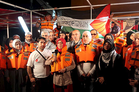 Los integrantes de la flotilla humanitaria dentro del barco 'Marvi Marmara'. | Efe