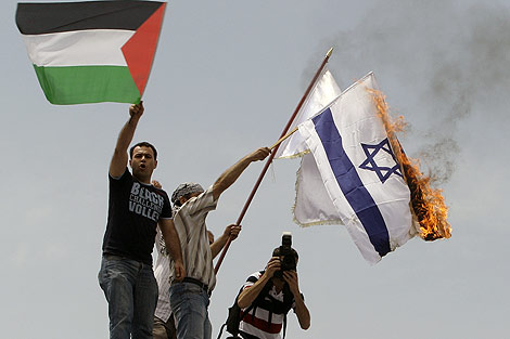 Manifestantes queman la bandera de Israel en Turqua. | AP