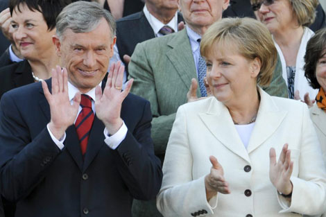 El recin dimitido Khler junto a la canciller Merkel. | Reuters