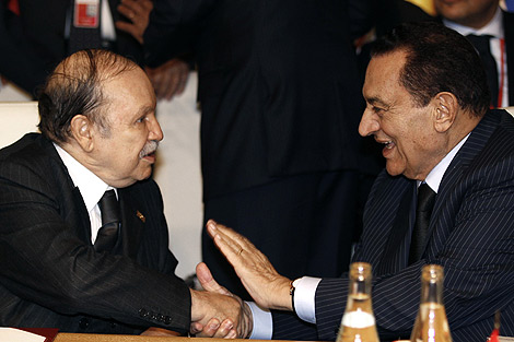El presidente egipcio, Mubarak, charla con su homlogo argelino, Buteflika. | Reuters