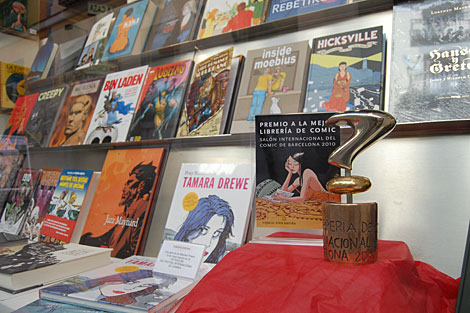 El premio de FICOMIC, en el escaparate de la librería. | J. A. N.