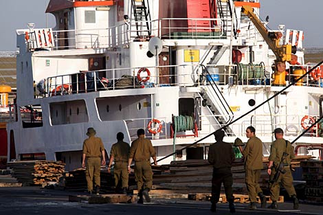 Soldados israeles vigilan a uno de los seis barcos de la 'Flotilla de la libertad', en Ashdod. | Efe
