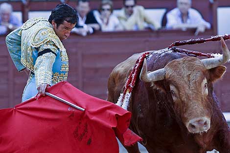 Juan Mora da un pase a su primer toro. | Efe