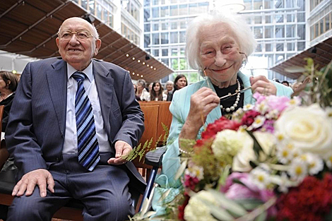 Marcel Reich-Ranicki y su mujer Teofila, en un homenaje, en Frncfort, el domingo pasado. | AFP