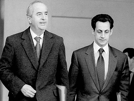 Edouard Balladur, en 1995, junto a Nicolas Sarkozy, entonces, ministro de Finanzas. | Reuters