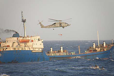 Soldados espaoles intervienen para ahuyentar a los piratas, | Ministerio de Defensa