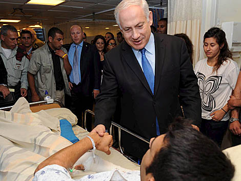 Benjamn Netanyahu visita el martes a un soldado israel herido durante el asalto. | Efe