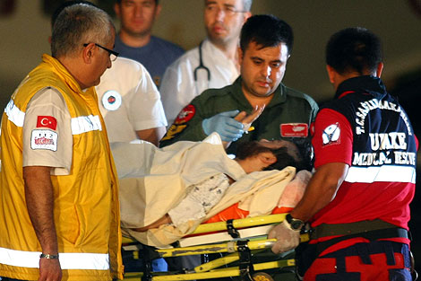 Un herido es trasladado a un hospital turco. | Afp