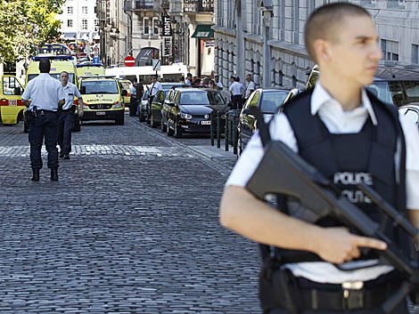 Un polica controla las inmediaciones del Palacio de Justicia belga. | Reuters