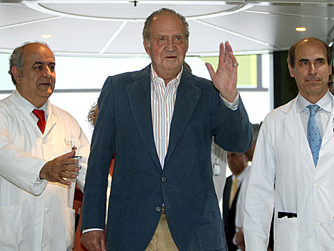 Don Juan Carlos se dirige a la prensa al abandonar el Clnic de Barcelona. | Efe