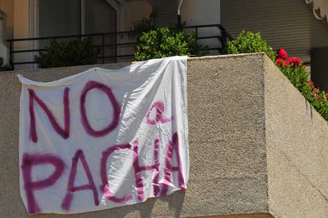 Una pancarta 'anti-pacha' cuelga de un balcn de Calvi. | Cati Cladera