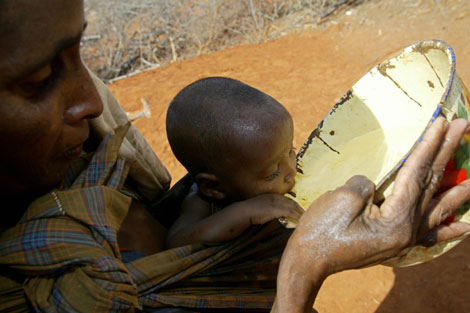 Una madre da de beber a su hijo en Kenia. | T. Karumba