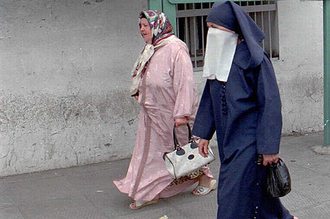 Dos mujeres argelinas caminan solas por la calle. | Ap
