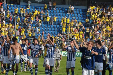Los jugadores de la Real festejan su triunfo con la aficin desplazada a Cdiz. | Cata Zambrano