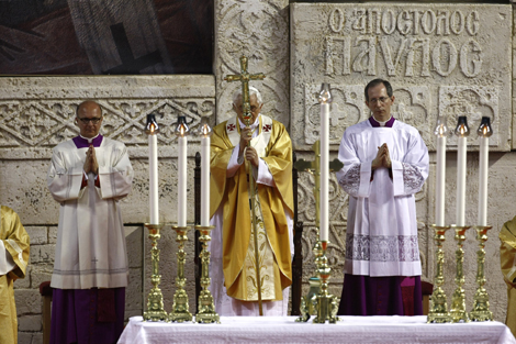 El Papa, en el centro, durante la misa en Chipre. | AP