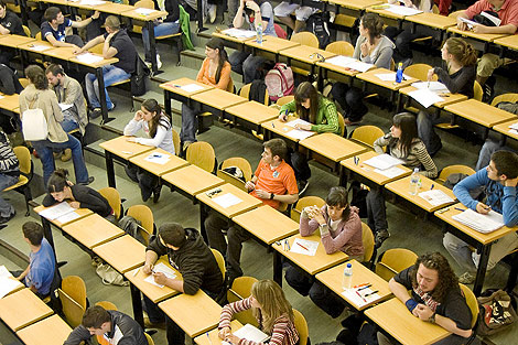 Alumnos ante el examen de selectividad. | Foto: Archivo