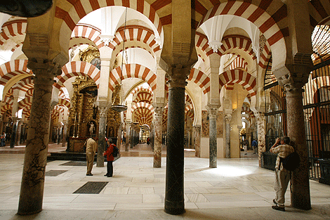 Turistas caminan en el interior de la Mezquita de Crdoba. | Madero Cubero