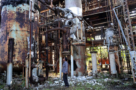 Un hombre contempla la fbrica abandonada que caus la tragedia de Bhopal. | Afp