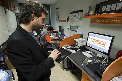 Eneko Elorriaga, de Erabi, manipula el iPad que controla todos los aparatos. | Iaki Andrs