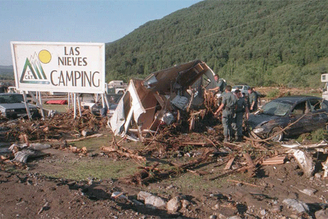 El camping Las Nieves, en Biescas (Huesca), tras ser arrasado por las aguas en 1996. | Efe
