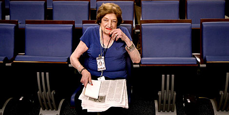La veterana periodista en su asiento en la sala de prensa en la Casa Blanca, en 2007. | Efe