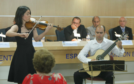 Elena y Javier Juregui tocan una cancin de Bach en homenaje a su padre. | Diego Sinova