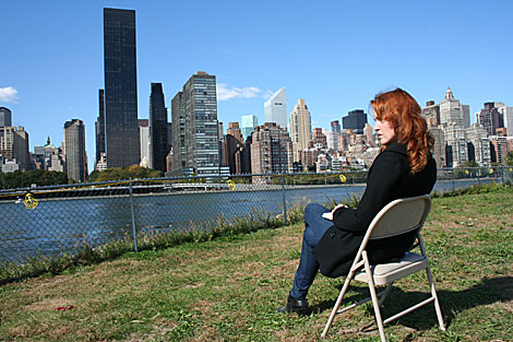 La escritora Vanessa Montfort, ante los rascacielos de Nueva York. | El Mundo