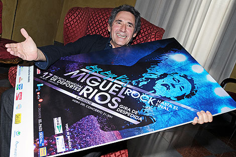 Miguel Ros posa, en Granada, con el cartel de su despedida de los escenarios. | J.G. Hinchado