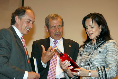 La consejera de Agricultura y Ganadera, Silvia Clemente,y el presidente de URCACYL, Gabriel Alonso, observan una de las botellas de los vinos galardonados con los Premios Manojo.| Ical